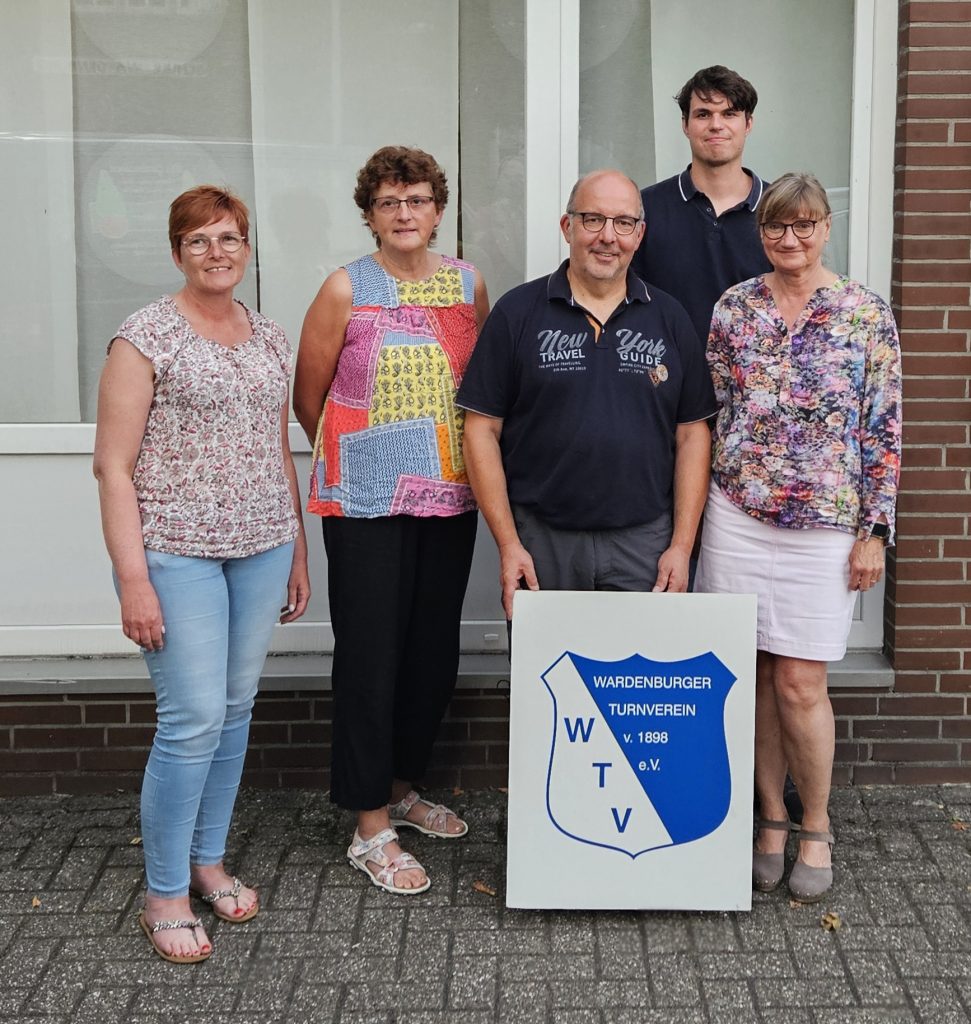 Die fünf Vorstandsmitglieder des WTV stehen vor dem Vereinsheim und halten ein Bild mit dem Vereinslogo. Von links nach rechts: Sylvia Theuser, Petra Mikczinski, Jürgen Wargin, Simon Wilmsmann und Manuela Kieler.